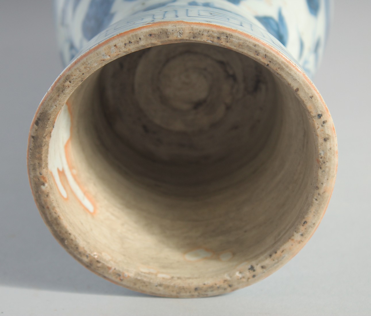 A CHINESE YUAN STYLE BLUE AND WHITE GLAZED POTTERY TWIN HANDLE VASE, painted with birds and flora, - Image 6 of 6