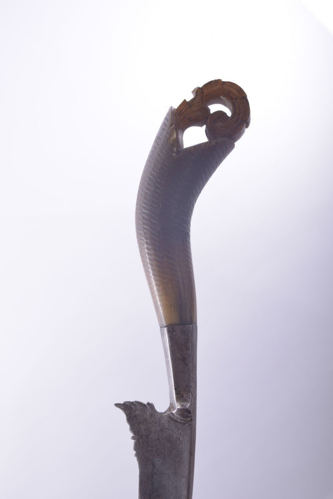 A FINE 18TH CENTURY INDONESIAN RHINO HORN HILTED DAGGER, 44cm long. - Image 3 of 6