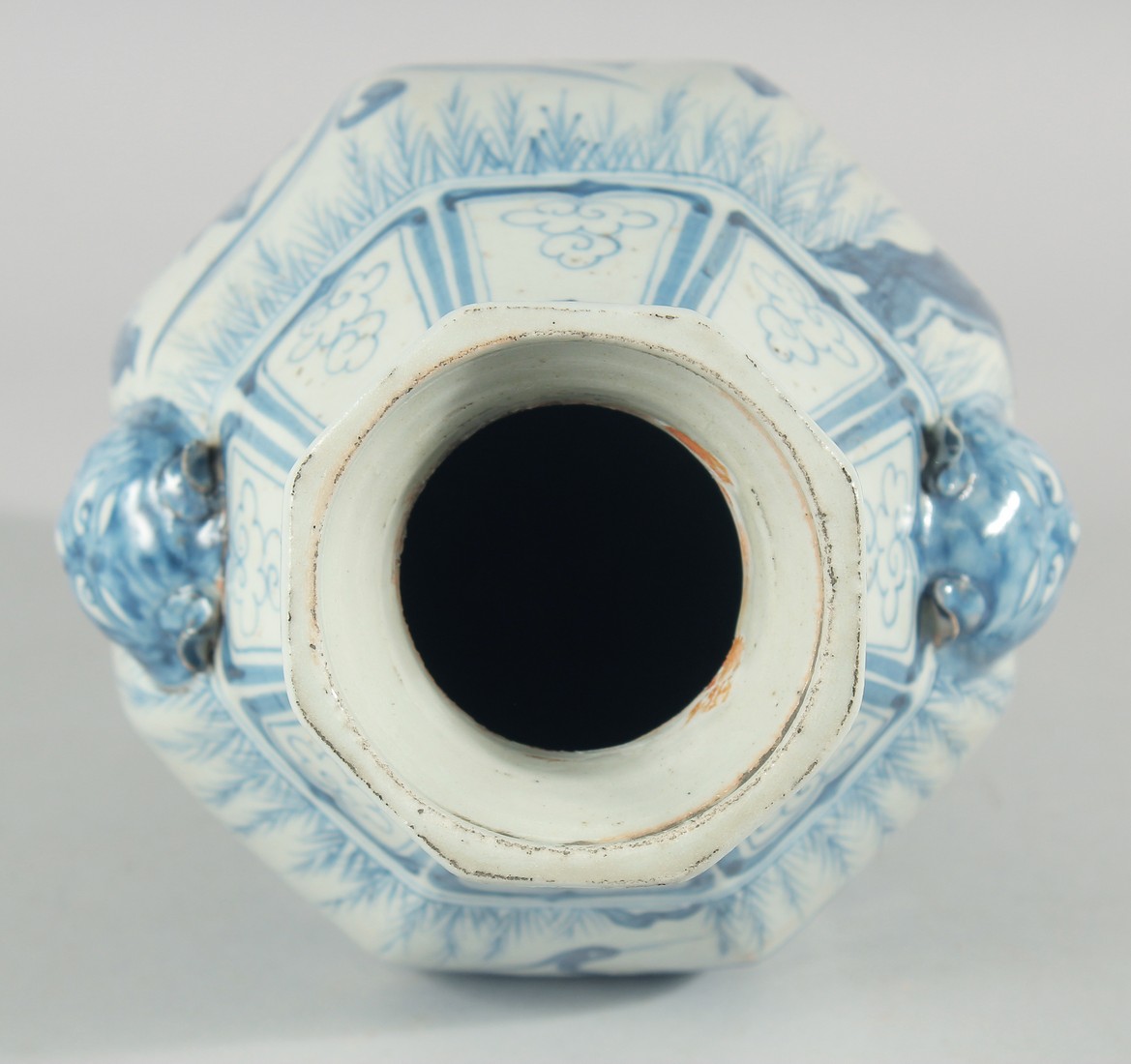 A CHINESE OCTAGONAL BLUE AND WHITE TWIN HANDLE VASE, with moulded lion heads as handles, the body - Image 5 of 6