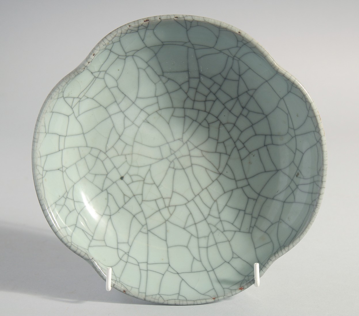 A CHINESE SONG STYLE CELADON CRACKLE GLAZE BOWL, 20cm diameter.