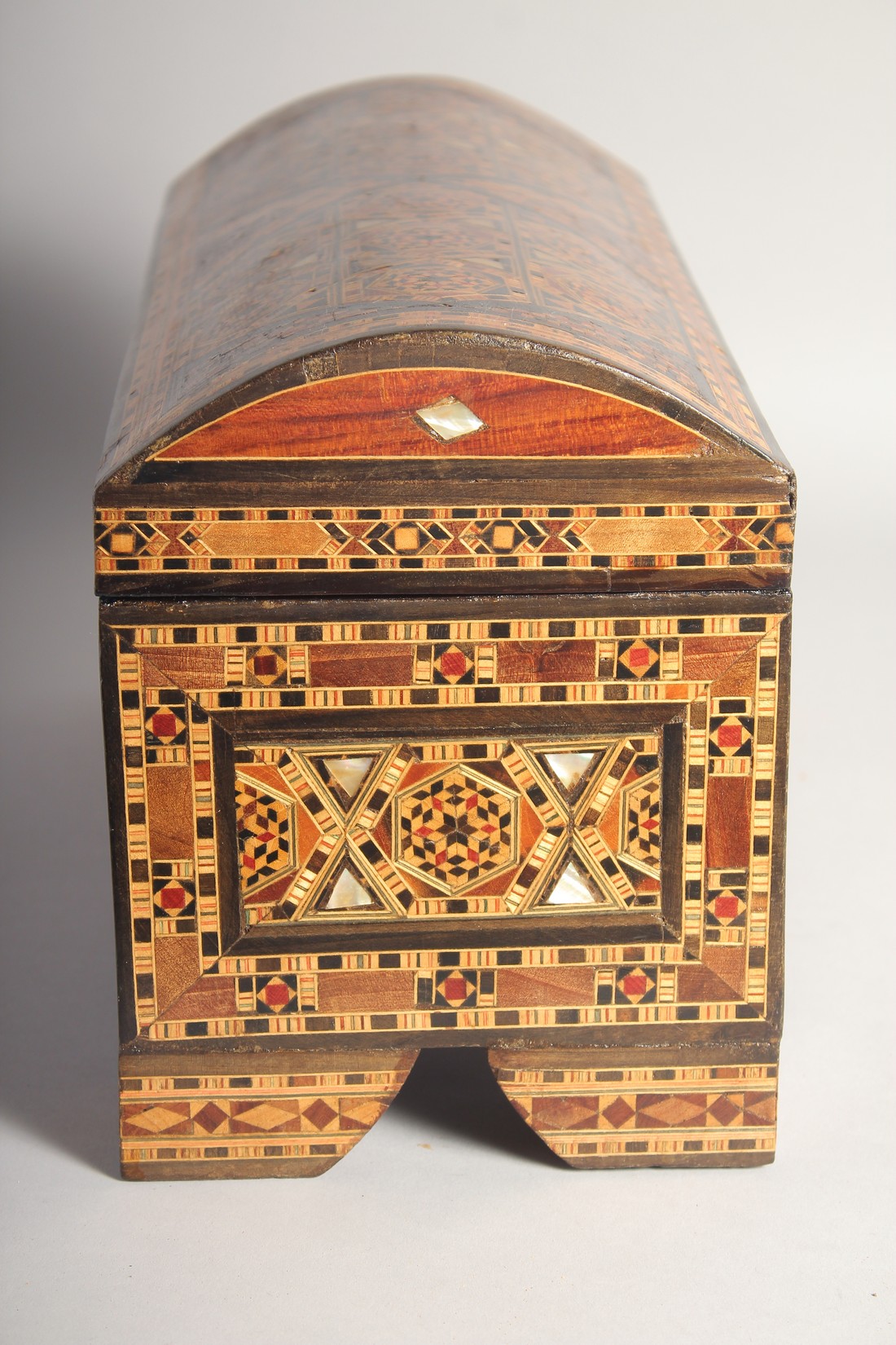 A GOOD SYRIAN MARQUETRY MIXED WOOD DOMED TOP CASKET, inlaid with mother of pearl, including key - Image 4 of 7