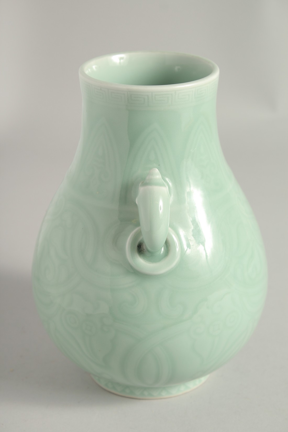 A CHINESE CLAIRE-DE-LUNE CELADON GLAZE TWIN HANDLE VASE, of archaic form with moulded handles and - Image 2 of 8