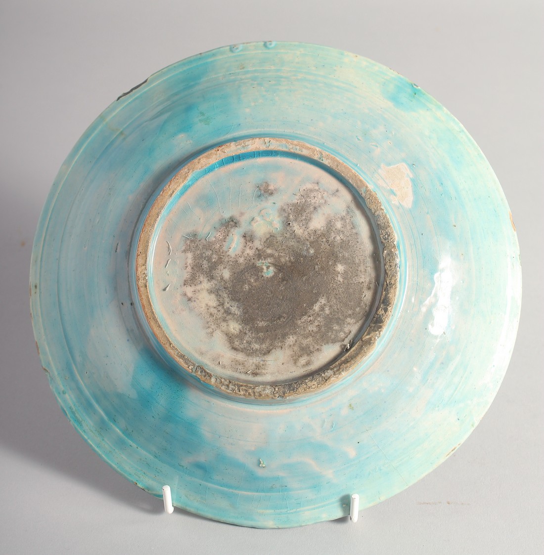 A 17TH/18TH CENTURY OTTOMAN DAMASCUS GLAZED POTTERY DISH, 22cm diameter. - Image 2 of 2