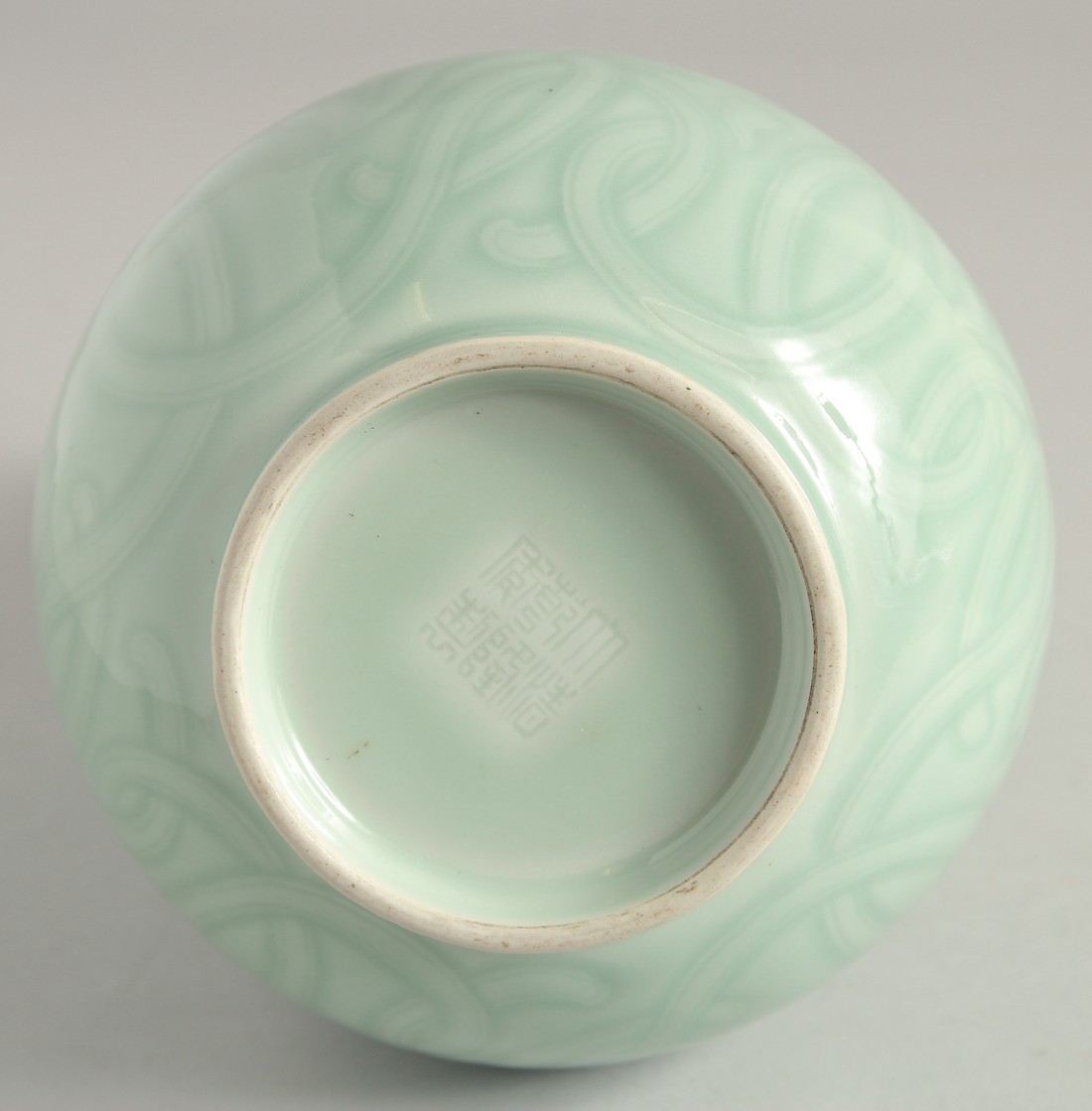 A CHINESE CLAIRE-DE-LUNE CELADON GLAZE TWIN HANDLE VASE, of archaic form with moulded handles and - Image 6 of 8