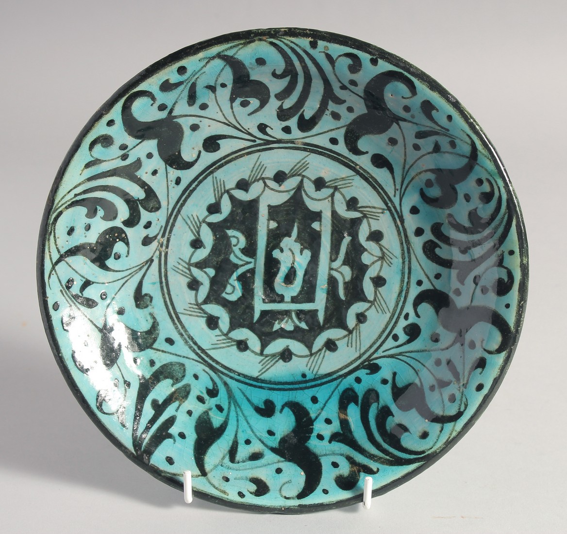 A 17TH/18TH CENTURY OTTOMAN DAMASCUS GLAZED POTTERY DISH, 22cm diameter.