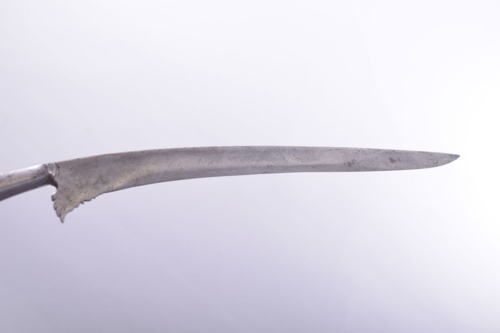 A FINE 18TH CENTURY INDONESIAN RHINO HORN HILTED DAGGER, 44cm long. - Image 5 of 6