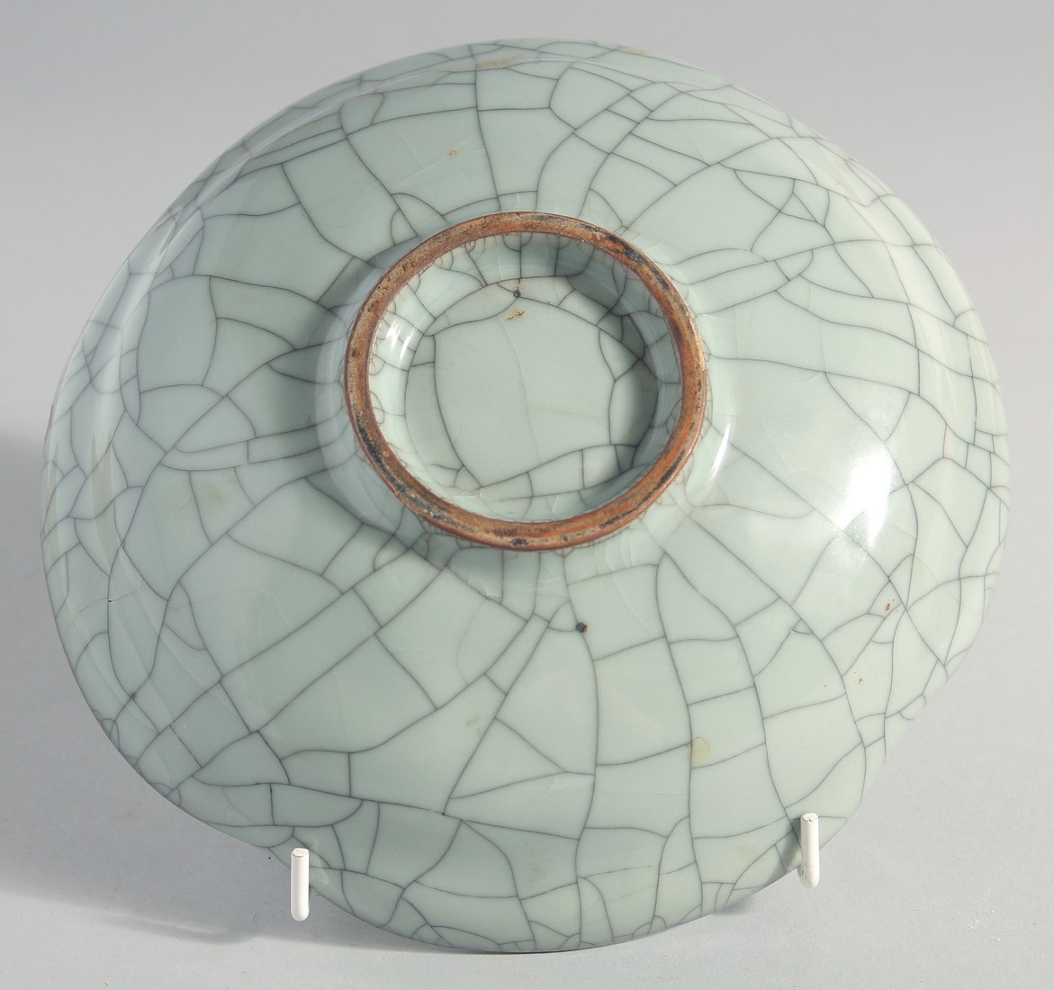 A CHINESE SONG STYLE CELADON CRACKLE GLAZE BOWL, 20cm diameter. - Image 2 of 2