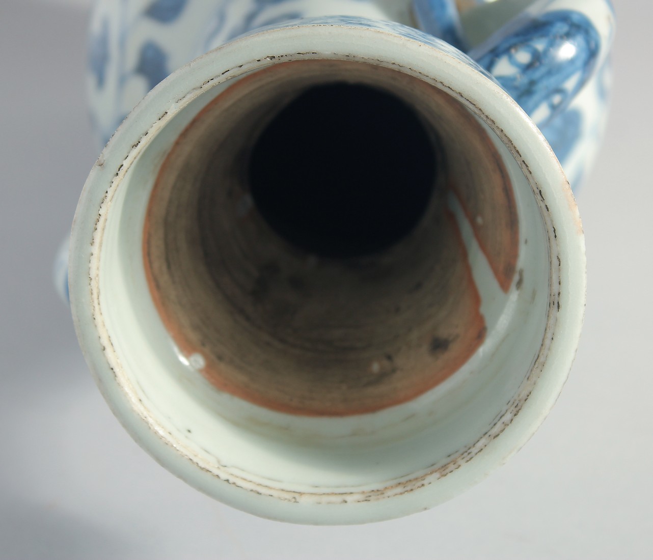 A CHINESE YUAN STYLE BLUE AND WHITE GLAZED POTTERY TWIN HANDLE VASE, painted with birds and flora, - Image 5 of 6