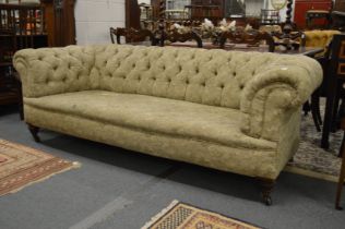 A VICTORIAN CHESTERFIELD SETTEE.