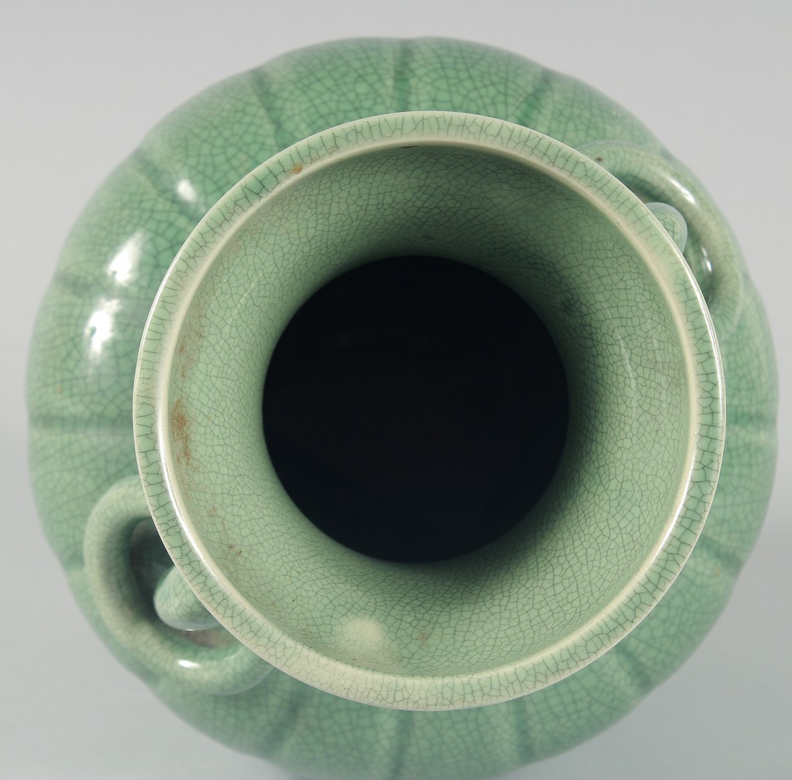 A LARGE CHINESE CELADON CRACKLE GLAZE VASE, with ribbed body and moulded drop ring handles, 30.5cm - Bild 5 aus 6