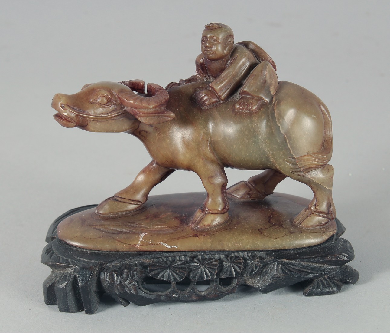 A MIXED COLLECTION OF CHINESE ITEMS, comprising a good hardstone figure mounted to a wooden base, - Bild 8 aus 9