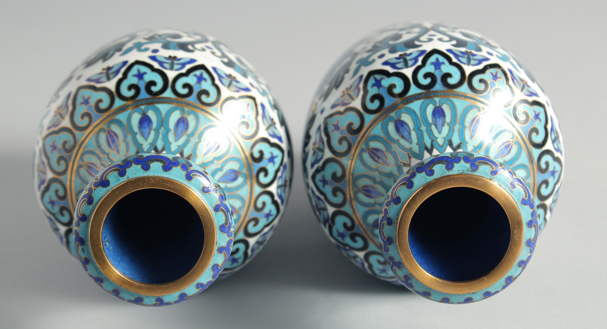 A GOOD PAIR OF BLUE, WHITE AND GREEN CLOISONNE VASES, decorated with intertwined foliate design with - Bild 4 aus 5