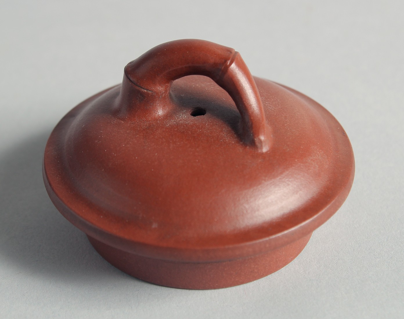 A CHINESE YIXING TEAPOT on tripod legs, with marks to inner lid and base, 13cm high. - Bild 4 aus 7