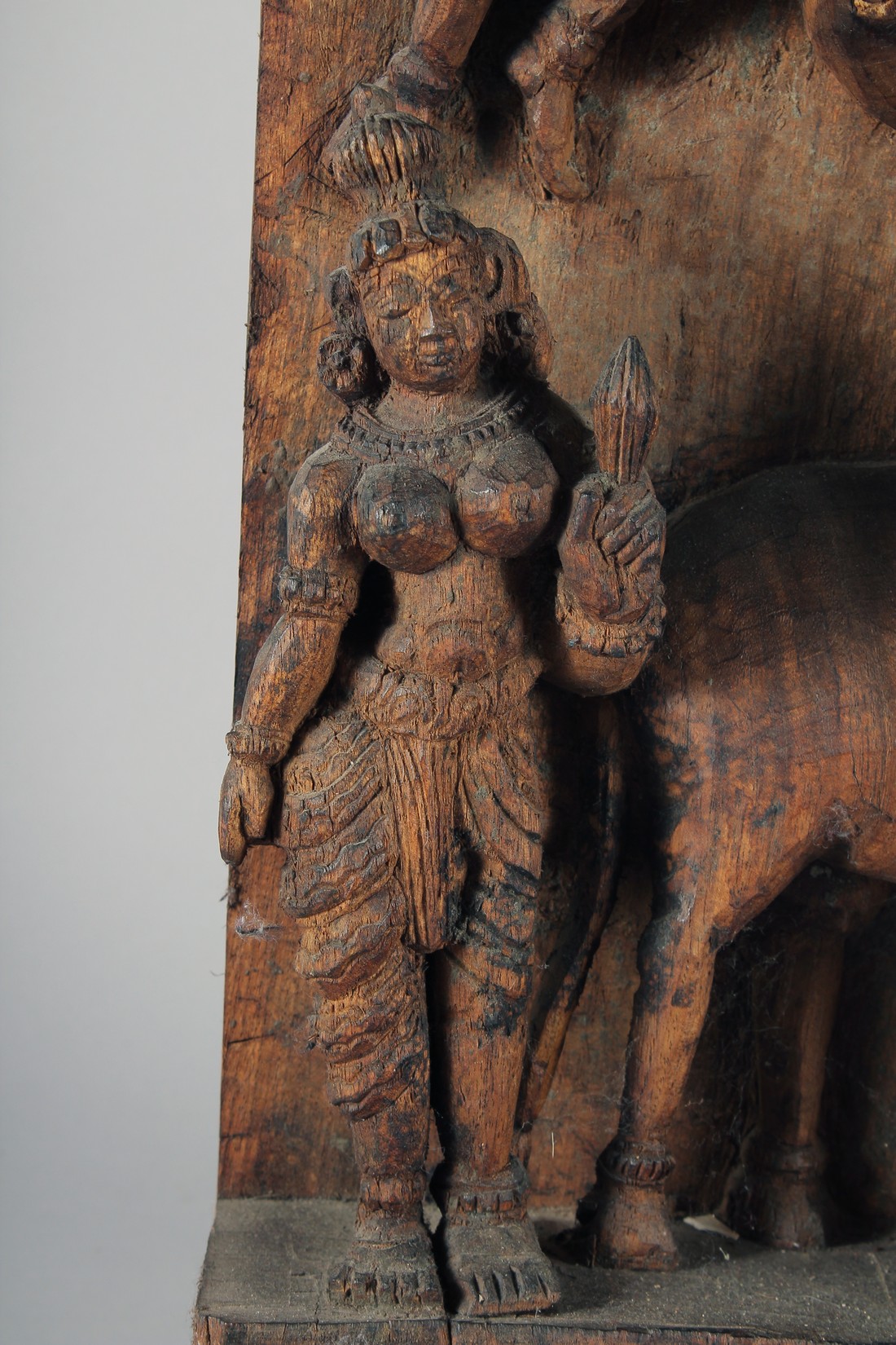 A LARGE INDIAN CARVED WOODEN PANEL, with central deity playing a musical instrument surrounded by - Bild 5 aus 6