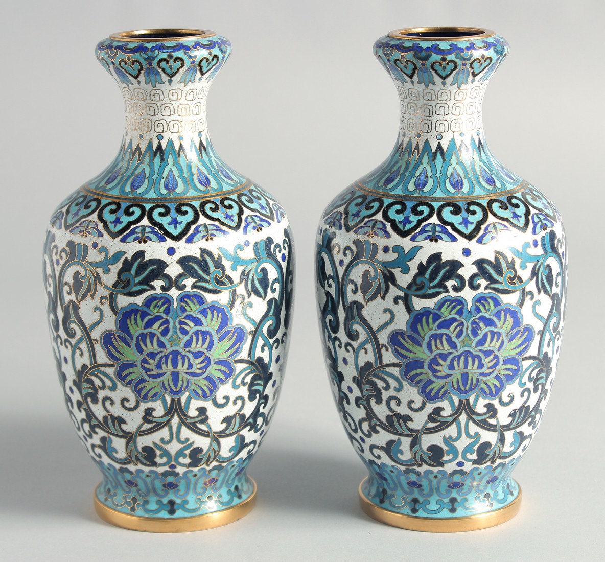 A GOOD PAIR OF BLUE, WHITE AND GREEN CLOISONNE VASES, decorated with intertwined foliate design with - Bild 2 aus 5