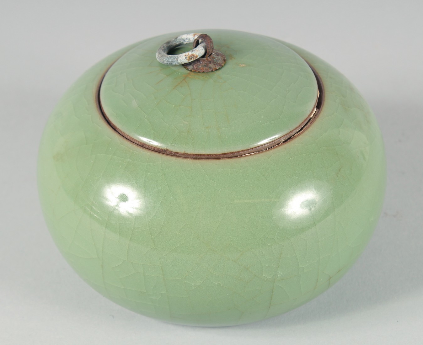 A CELADON CRACKLE GLAZED JAR AND COVER, together with three Korean cups, (4). - Bild 5 aus 7