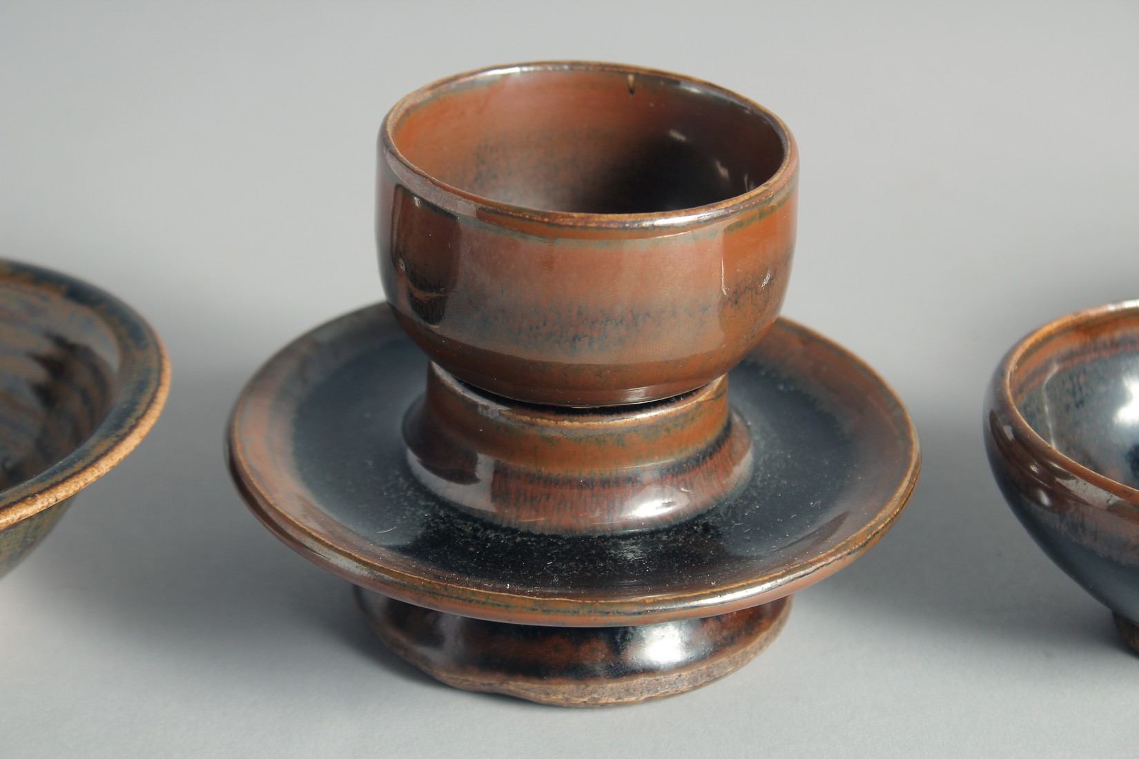 A COLLECTION OF CHINESE STUDIO GLAZED POTTERY ITEMS, comprising two bowls and two cups; one cup with - Bild 3 aus 6