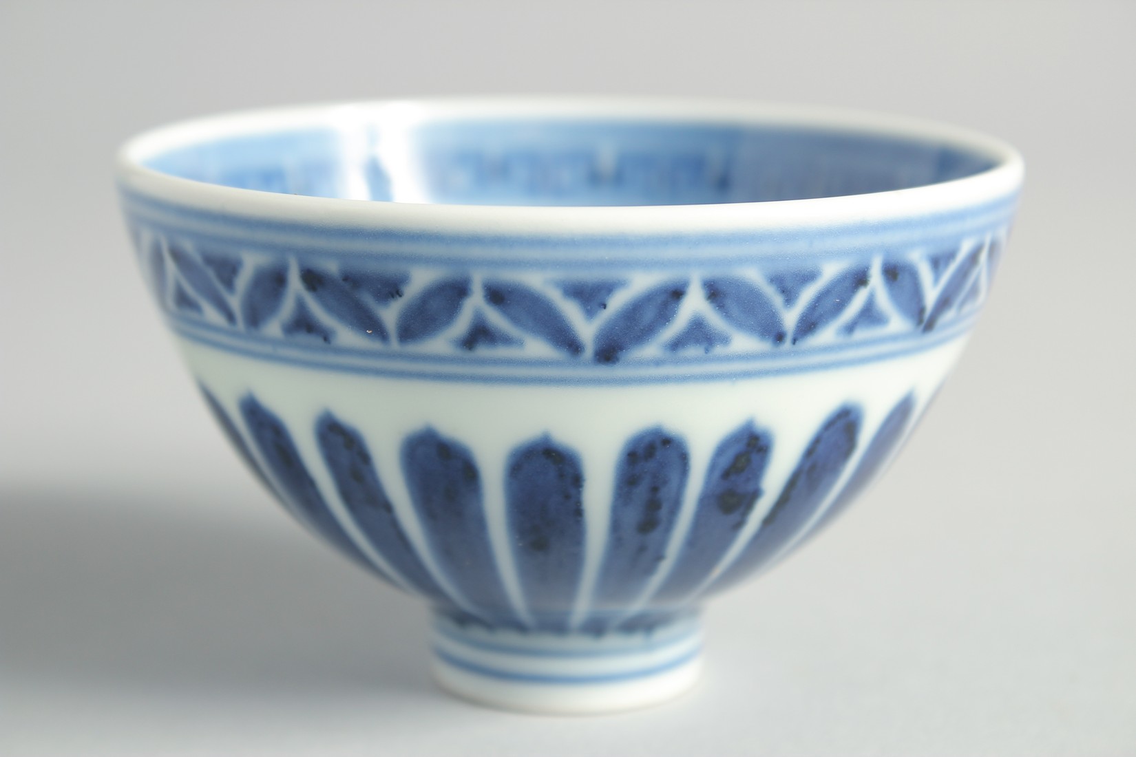 A SMALL CHINESE BLUE AND WHITE PORCELAIN BOWL, 9cm diameter. - Bild 3 aus 5