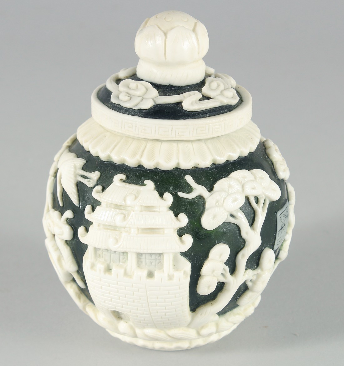 A SMALL CHINESE GREEN GLASS JAR with raised decoration of boating scenes and figures, bearing two - Bild 3 aus 8