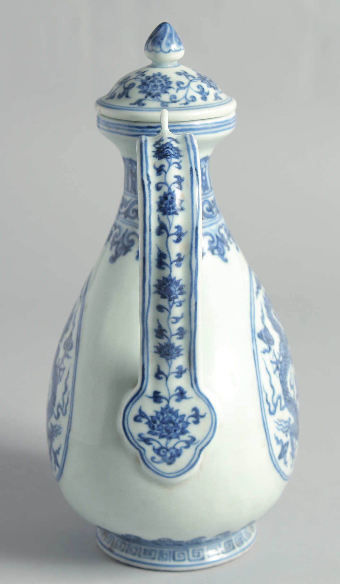 A CHINESE MING STYLE BLUE AND WHITE PORCELAIN LIDDED EWER, decorated with dragons, 27cm high. - Bild 2 aus 7