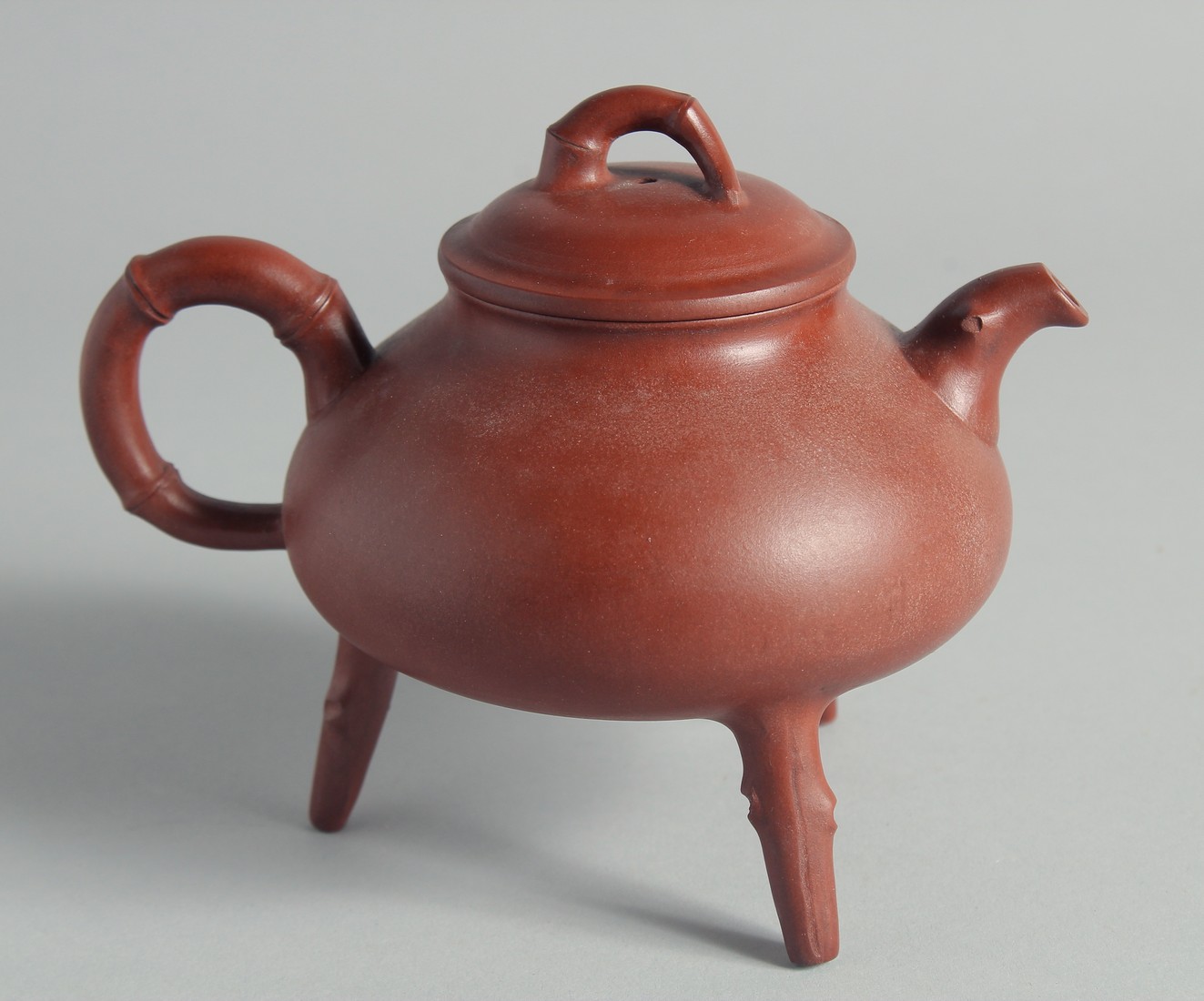 A CHINESE YIXING TEAPOT on tripod legs, with marks to inner lid and base, 13cm high. - Bild 3 aus 7