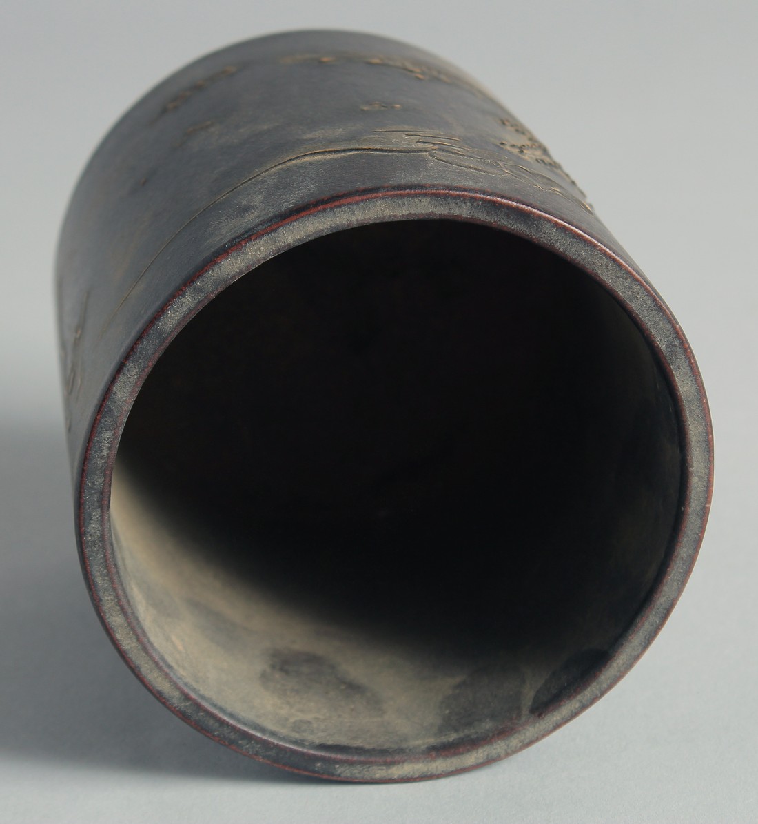 A CHINESE YIXING CYLINDRICAL BRUSH POT, with character mark to base, 11.5cm high - Bild 4 aus 6