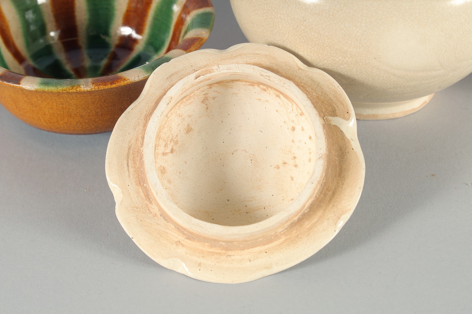 A COLLECTION OF FOUR CHINESE GLAZED POTTERY ITEMS, comprising a jar and cover, a small vase and - Bild 5 aus 7