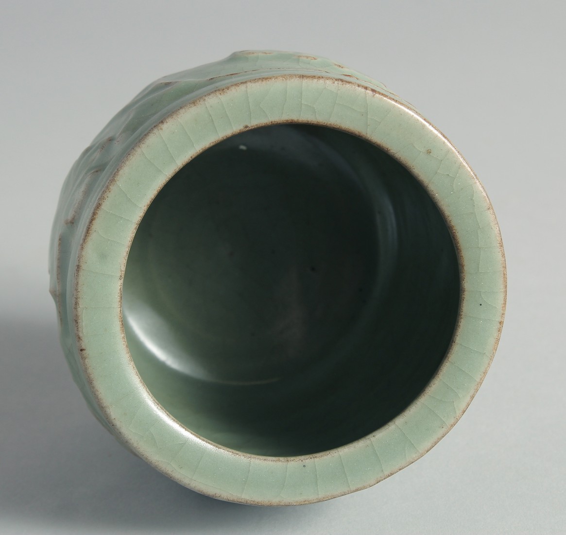 A CHINESE CELADON GLAZE CENSER, relief-decorated with leaves and vine, raised on three feet, 10cm - Bild 4 aus 5
