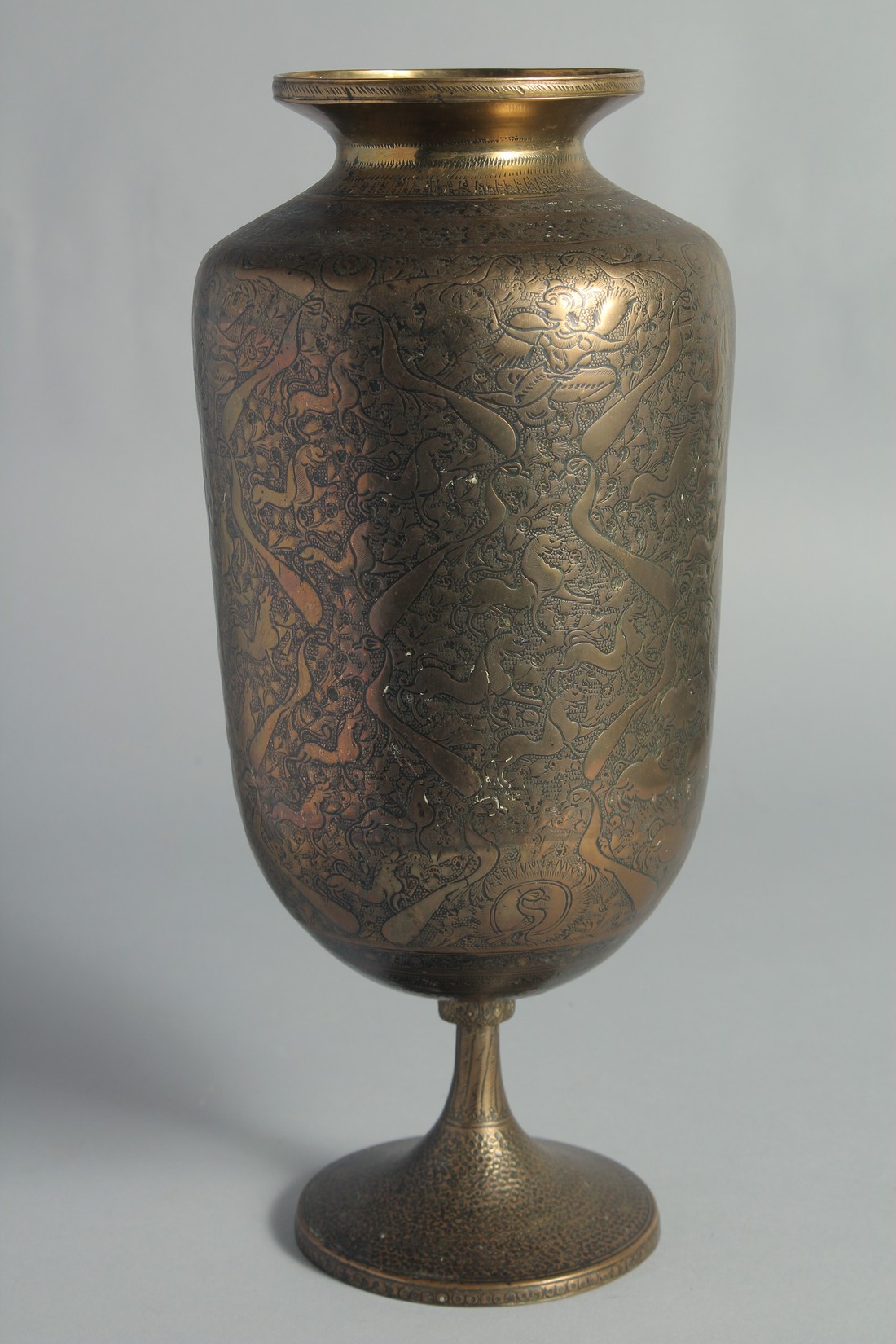 A TALL ISLAMIC ENGRAVED BRASS PEDESTAL VASE, the engraved and chased decoration depicting deities - Bild 3 aus 5