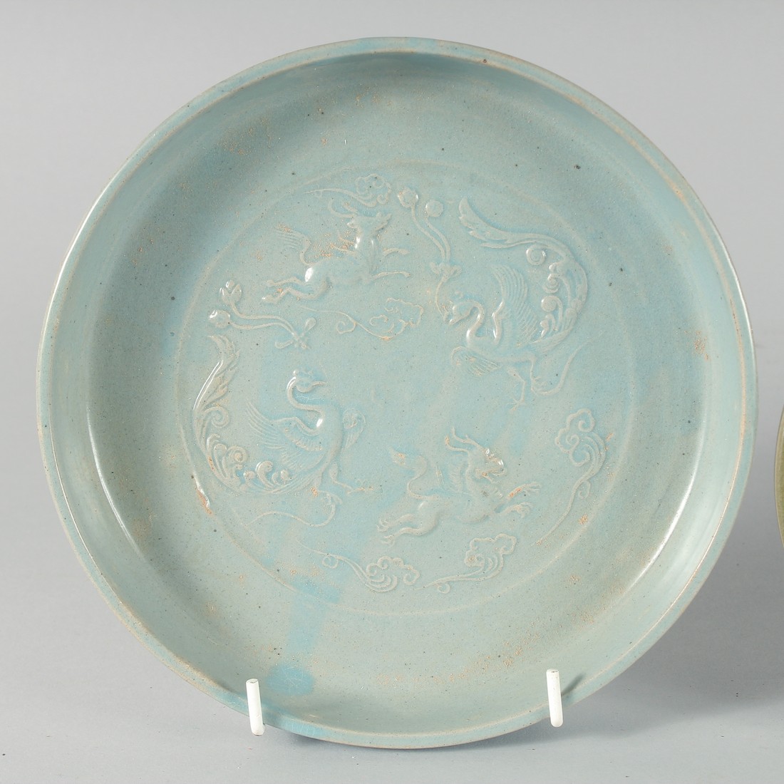 A COLLECTION OF CHINESE GLAZED POTTERY DISHES, comprising two celadon circular dishes and one blue - Bild 2 aus 5