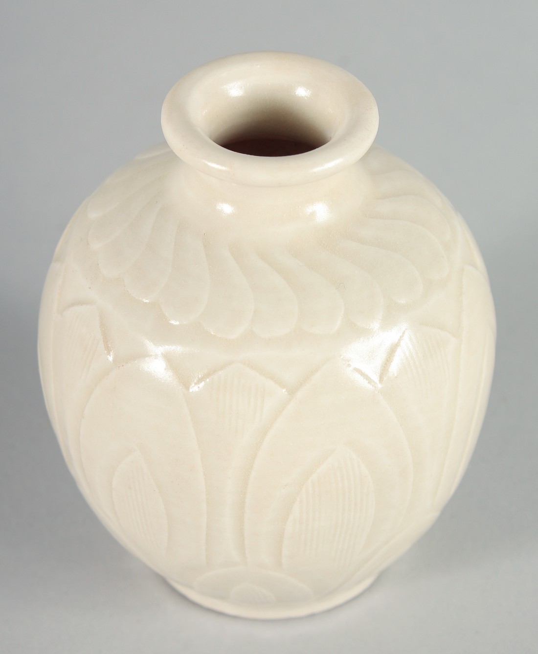 A COLLECTION OF FOUR CHINESE GLAZED POTTERY ITEMS, comprising a jar and cover, a small vase and - Bild 7 aus 7