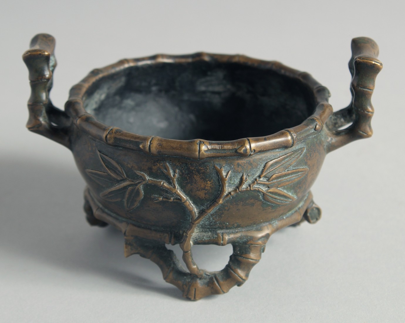 A SMALL CHINESE BRONZE CENSER, with bamboo formed handles and feet, the base with Xuande mark, - Bild 3 aus 7