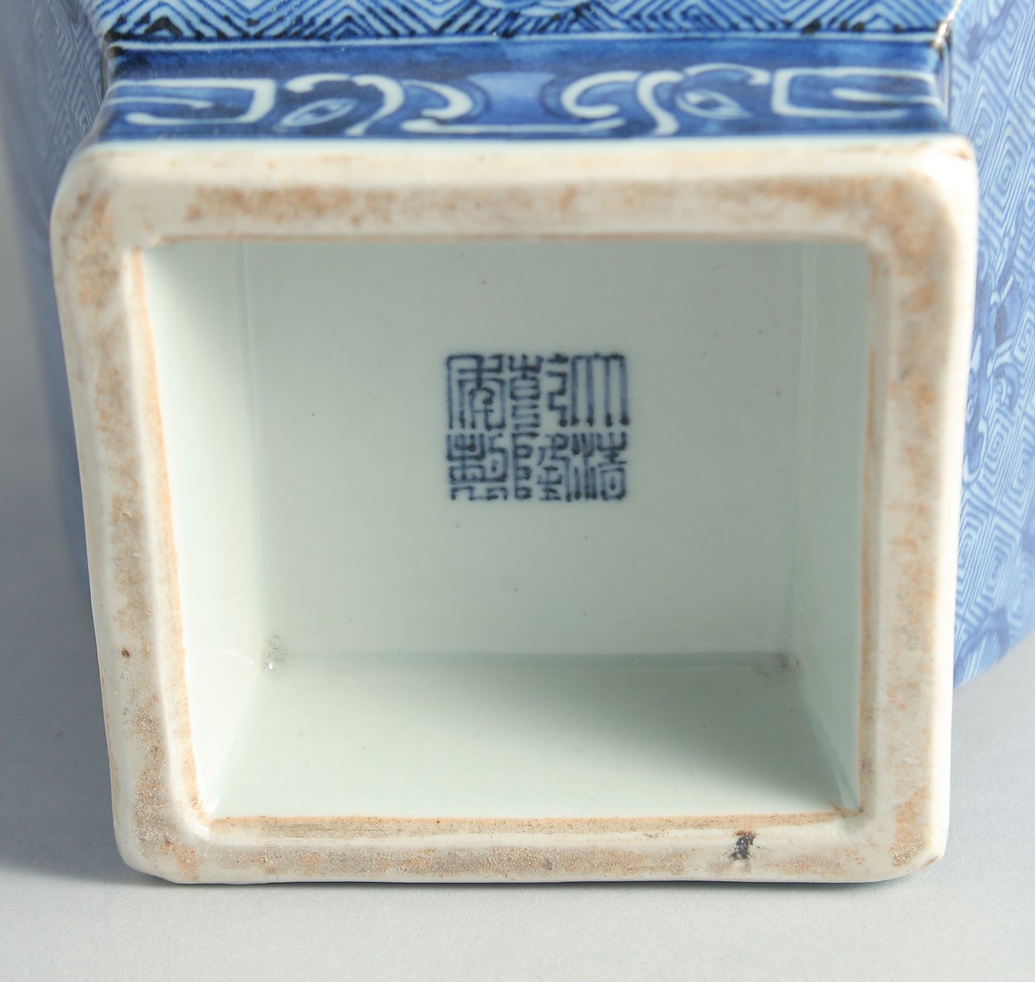 A LARGE CHINESE BLUE AND WHITE PORCELAIN SQUARE FORM VASE, the base with six-character mark, 35cm - Bild 6 aus 6