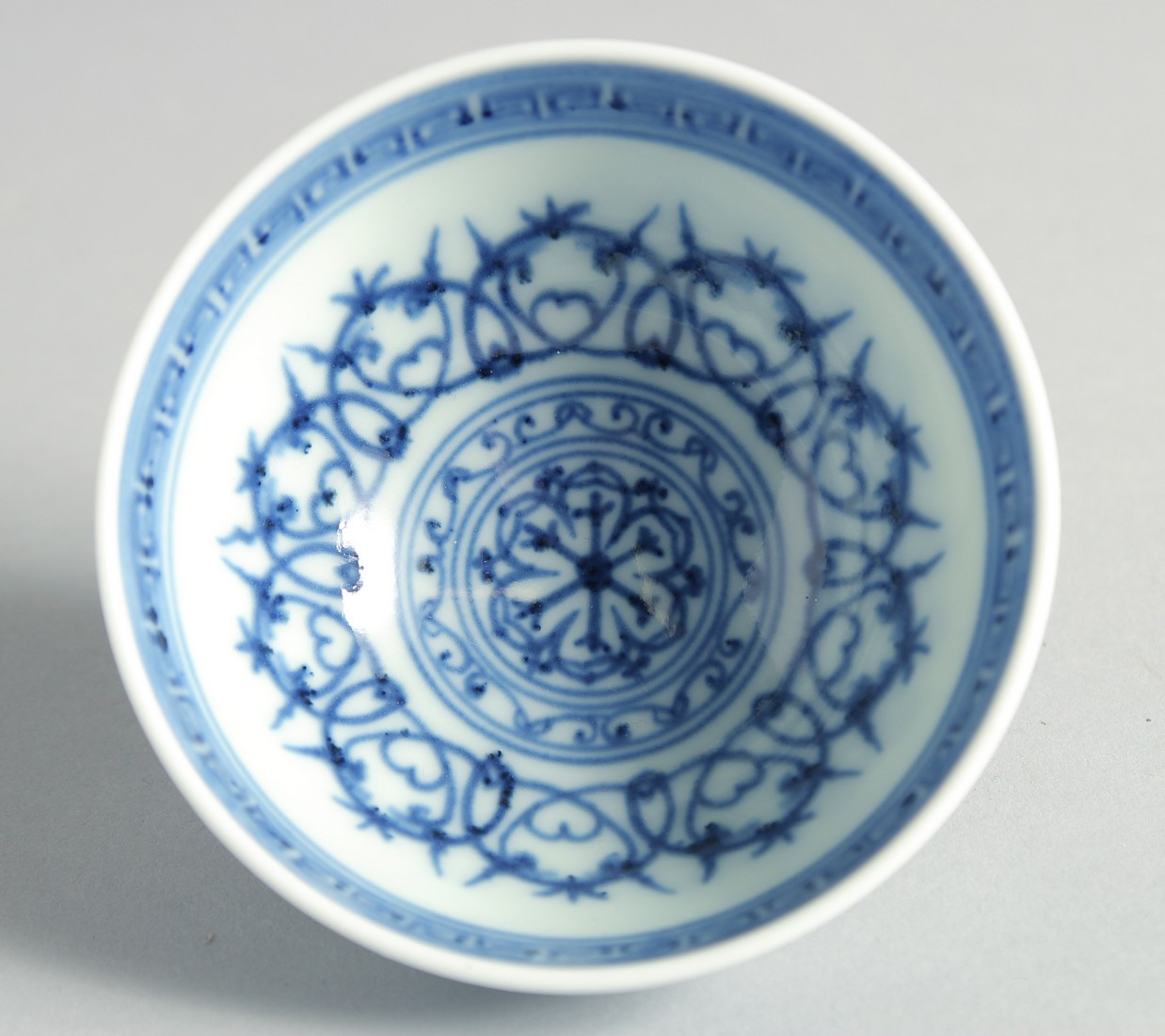 A SMALL CHINESE BLUE AND WHITE PORCELAIN BOWL, 9cm diameter. - Bild 4 aus 5