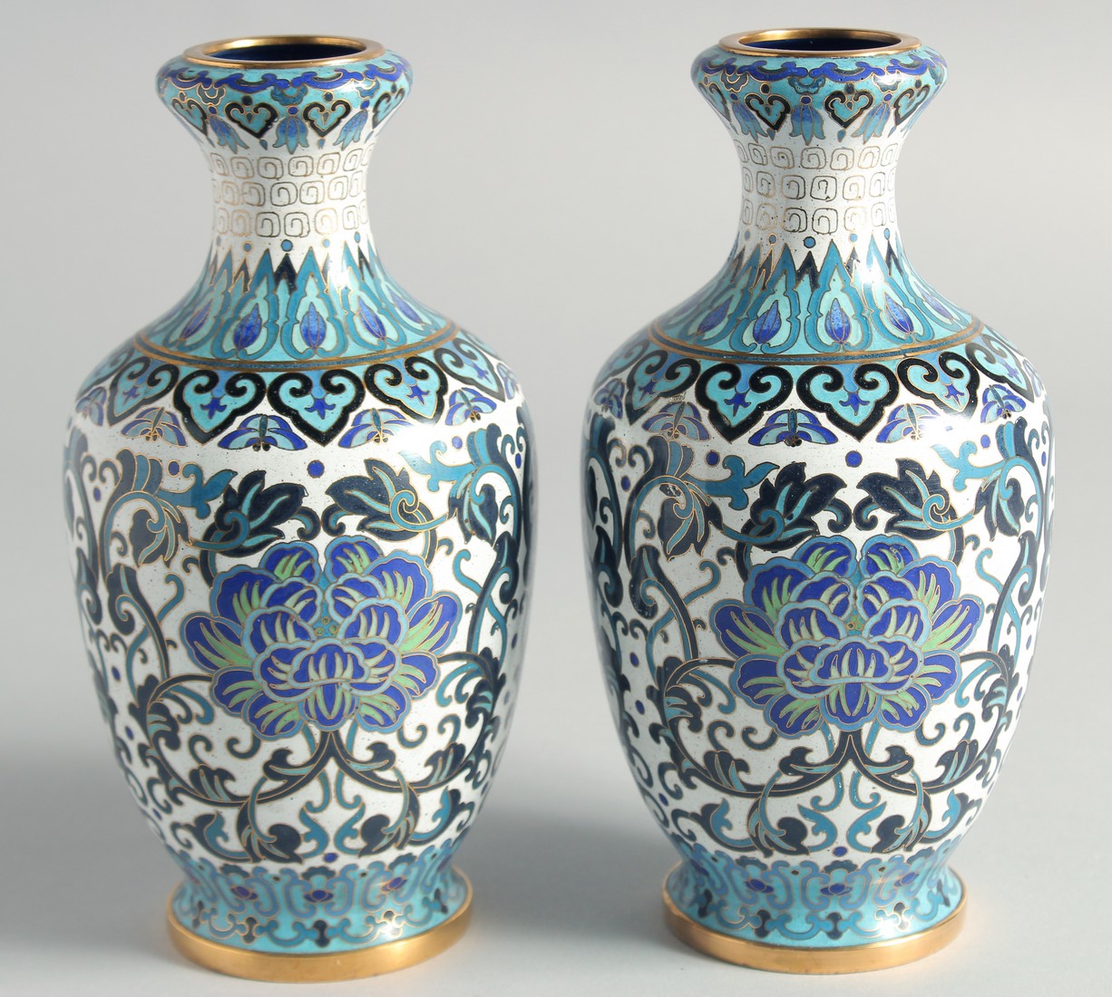 A GOOD PAIR OF BLUE, WHITE AND GREEN CLOISONNE VASES, decorated with intertwined foliate design with - Bild 3 aus 5