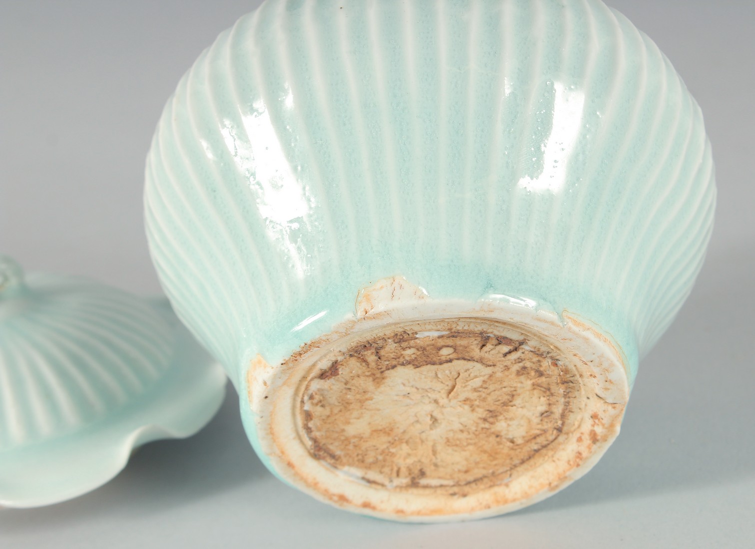 A CHINESE CELADON GLAZE POTTERY BOWL, raised on three moulded legs, 15cm high, together with a small - Bild 8 aus 8