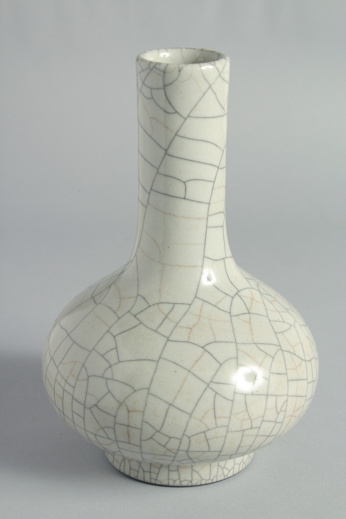 A CHINESE CRACKLE GLAZE BOTTLE VASE, the base with six-character mark, 23cm high. - Bild 2 aus 5