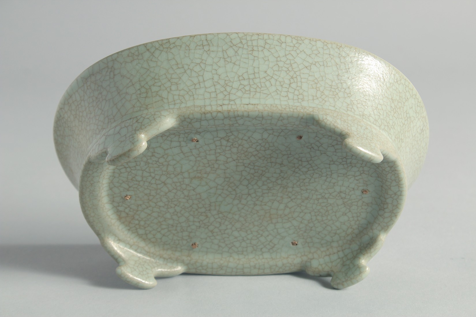 A CHINESE CELADON CRACKLE GLAZE OVAL FORM BRUSH WASHER, raised on four feet, 20cm wide. - Bild 3 aus 3