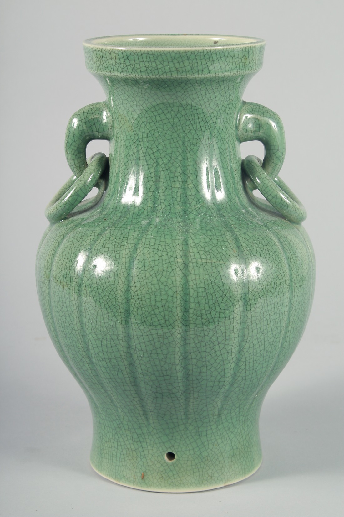 A LARGE CHINESE CELADON CRACKLE GLAZE VASE, with ribbed body and moulded drop ring handles, 30.5cm - Bild 3 aus 6