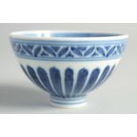 A SMALL CHINESE BLUE AND WHITE PORCELAIN BOWL, 9cm diameter.
