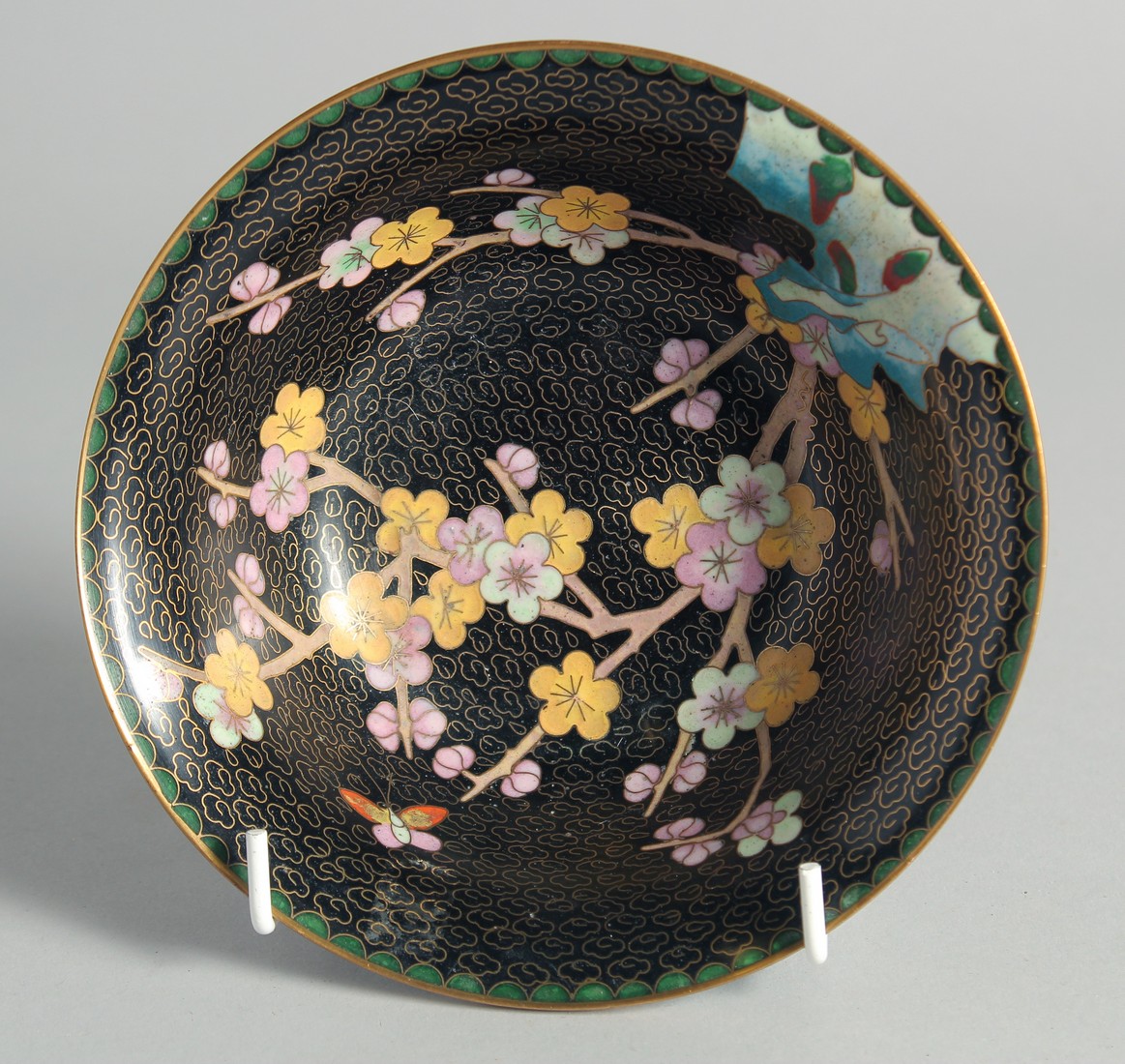 THREE CHINESE CLOISONNE ENAMELLED ITEMS, comprising a black ground bowl, a octagonal brush pot and a - Bild 8 aus 9