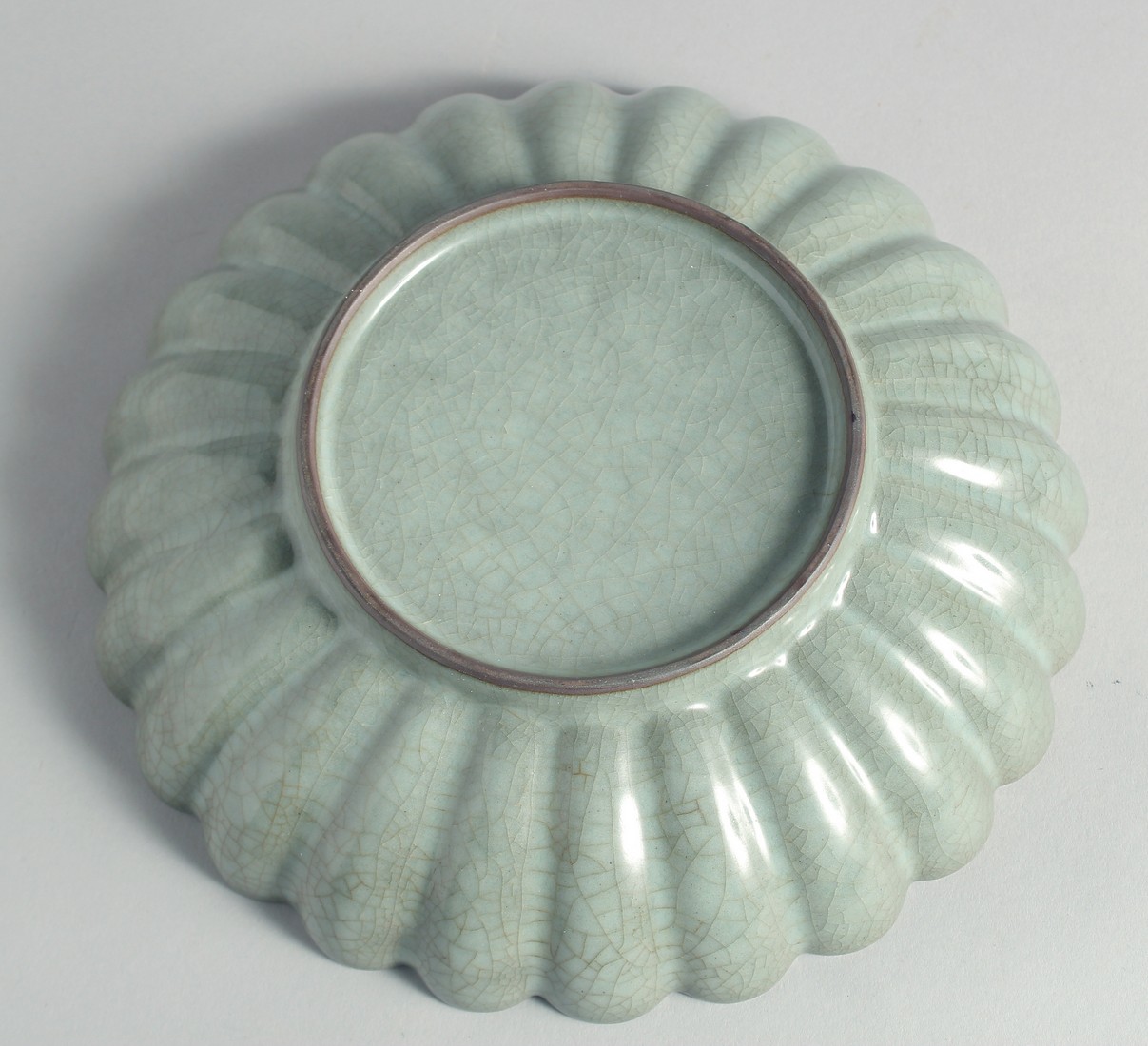 A CHINESE CELADON CRACKLE GLAZE RIBBED CIRCULAR DISH, 24cm diameter. - Bild 3 aus 3