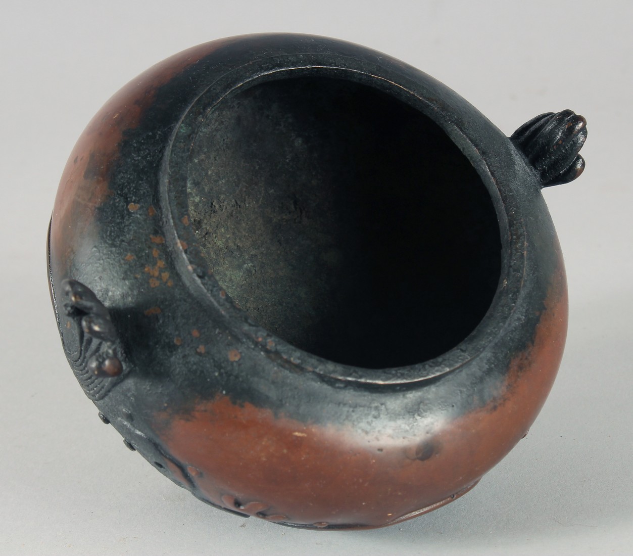 A CHINESE BRONZE TWIN HANDLE CENSER, with relief decoration of stylised waves and raised on three - Bild 4 aus 6