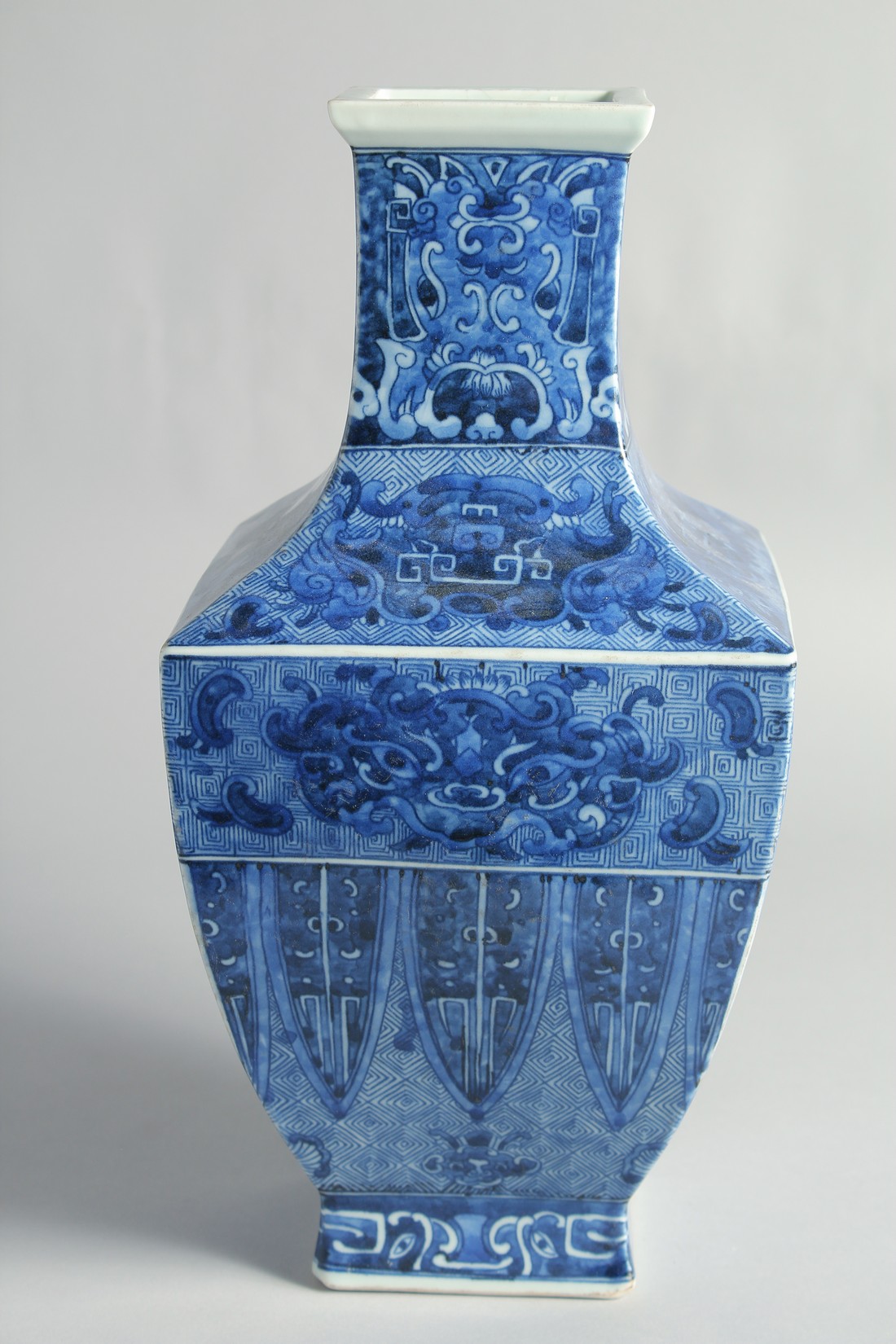 A LARGE CHINESE BLUE AND WHITE PORCELAIN SQUARE FORM VASE, the base with six-character mark, 35cm - Bild 3 aus 6