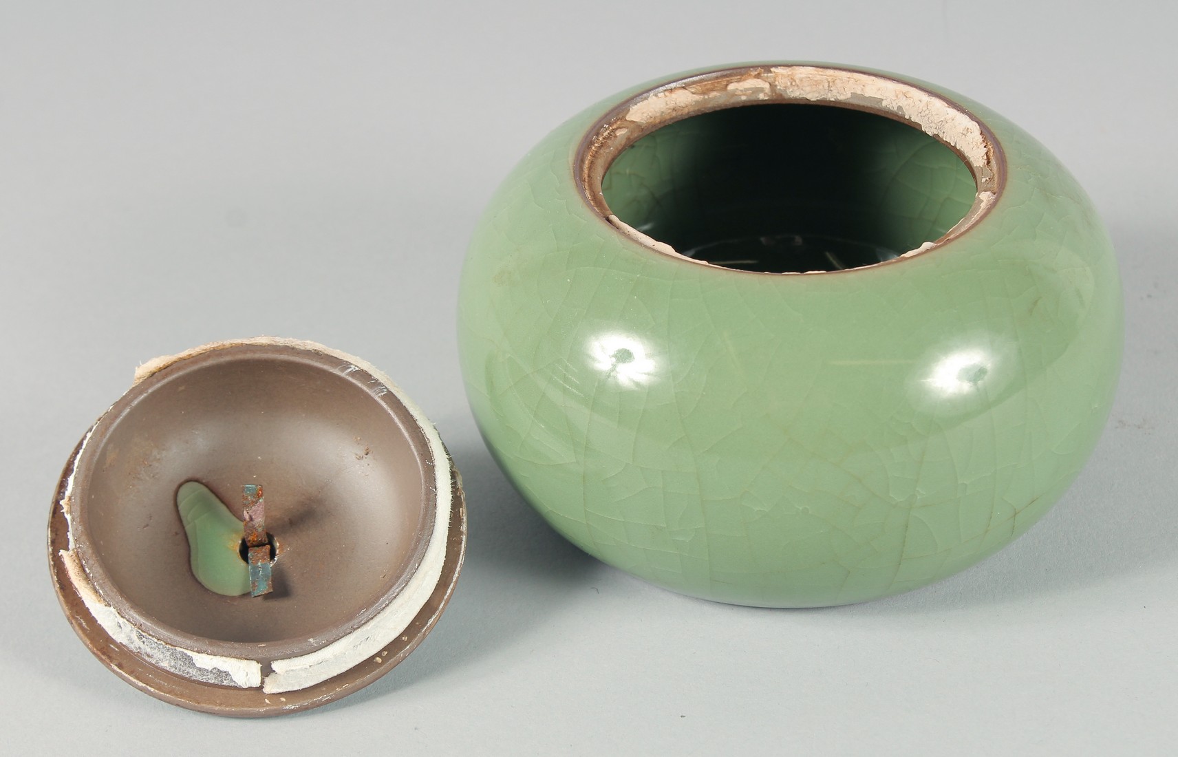 A CELADON CRACKLE GLAZED JAR AND COVER, together with three Korean cups, (4). - Bild 6 aus 7