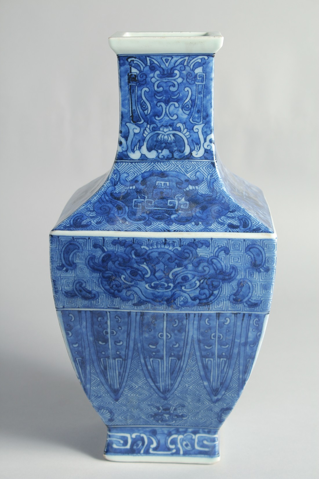 A LARGE CHINESE BLUE AND WHITE PORCELAIN SQUARE FORM VASE, the base with six-character mark, 35cm - Bild 2 aus 6