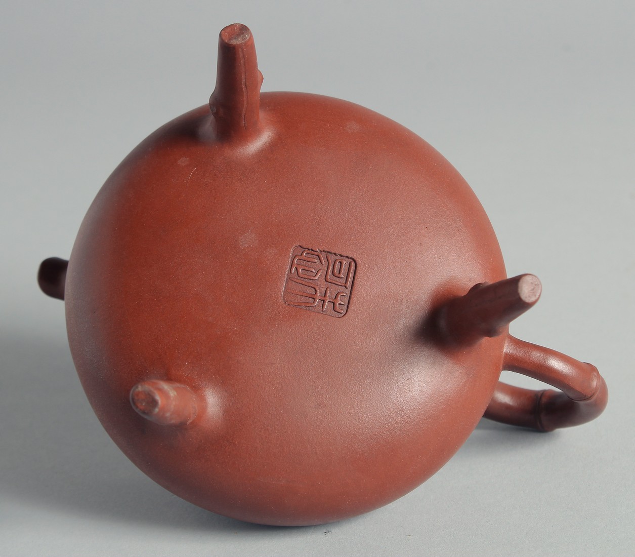 A CHINESE YIXING TEAPOT on tripod legs, with marks to inner lid and base, 13cm high. - Bild 7 aus 7