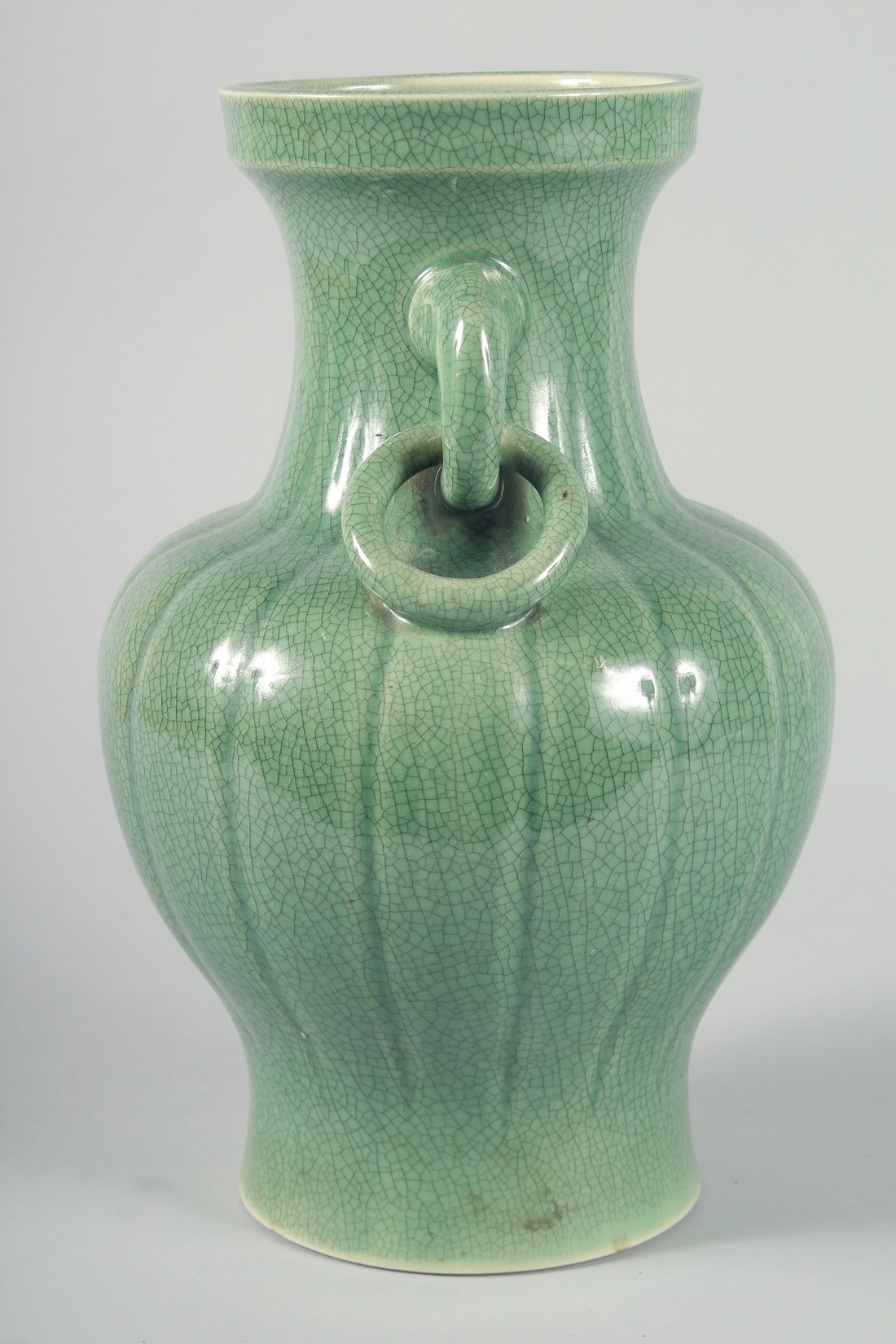 A LARGE CHINESE CELADON CRACKLE GLAZE VASE, with ribbed body and moulded drop ring handles, 30.5cm - Bild 2 aus 6