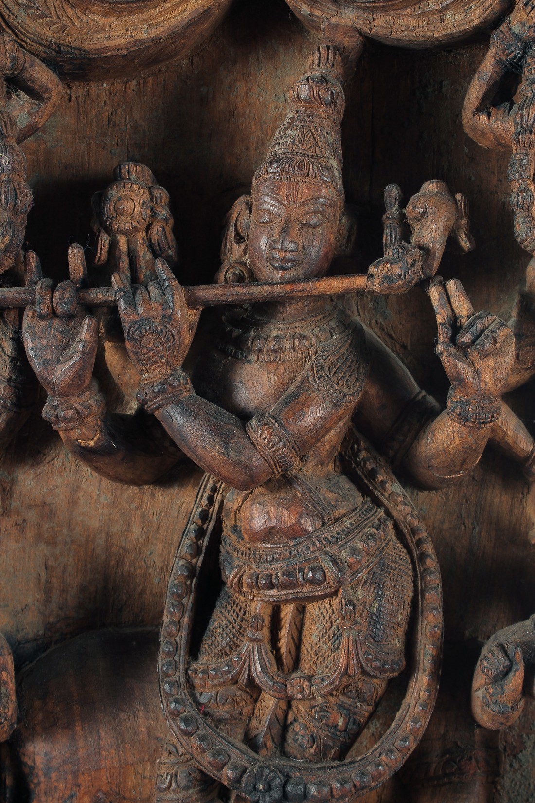 A LARGE INDIAN CARVED WOODEN PANEL, with central deity playing a musical instrument surrounded by - Bild 4 aus 6