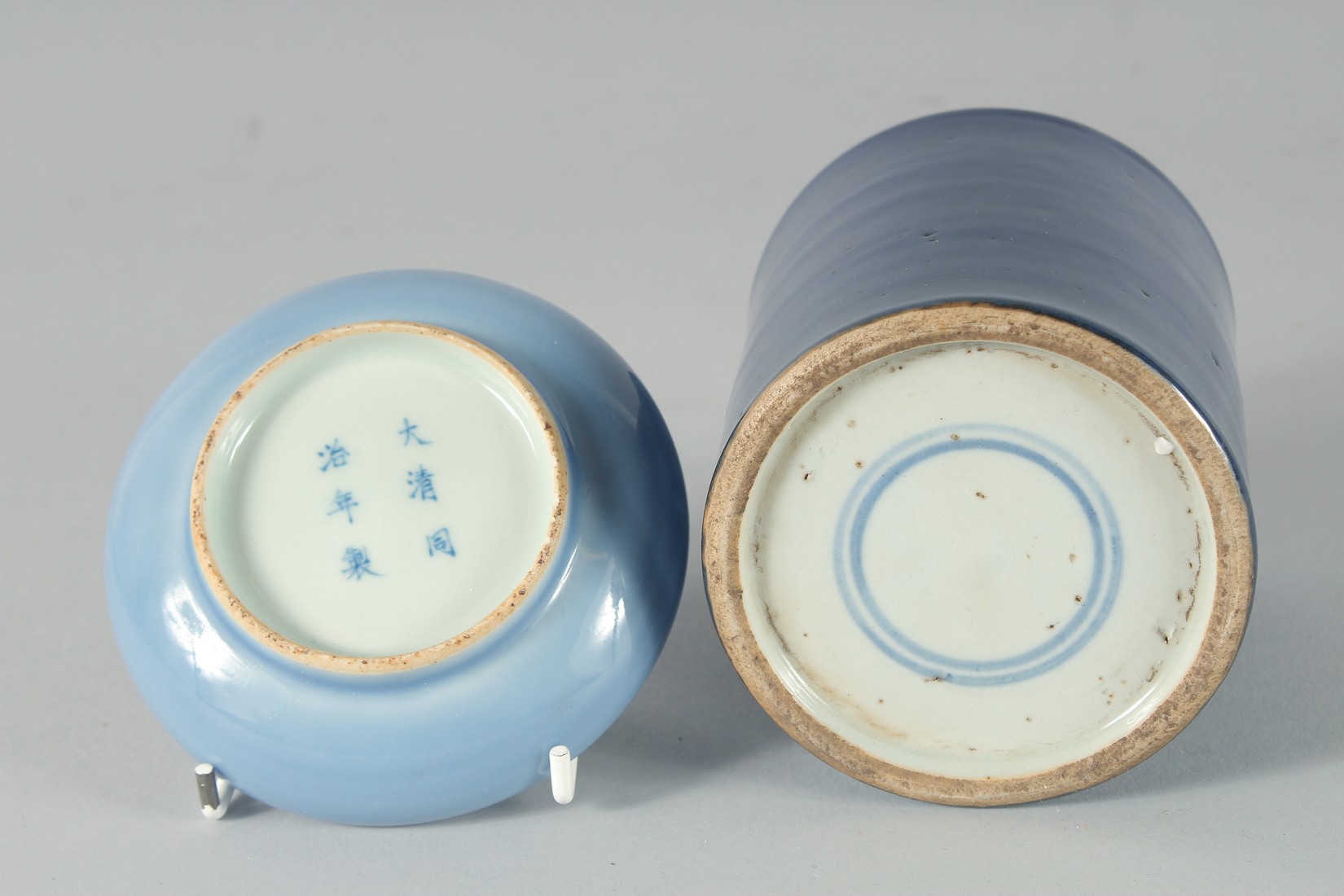 A CHINESE POWDER BLUE PORCELAIN BRUSH WASHER, the base with six-character mark, 10cm diameter, - Bild 4 aus 4